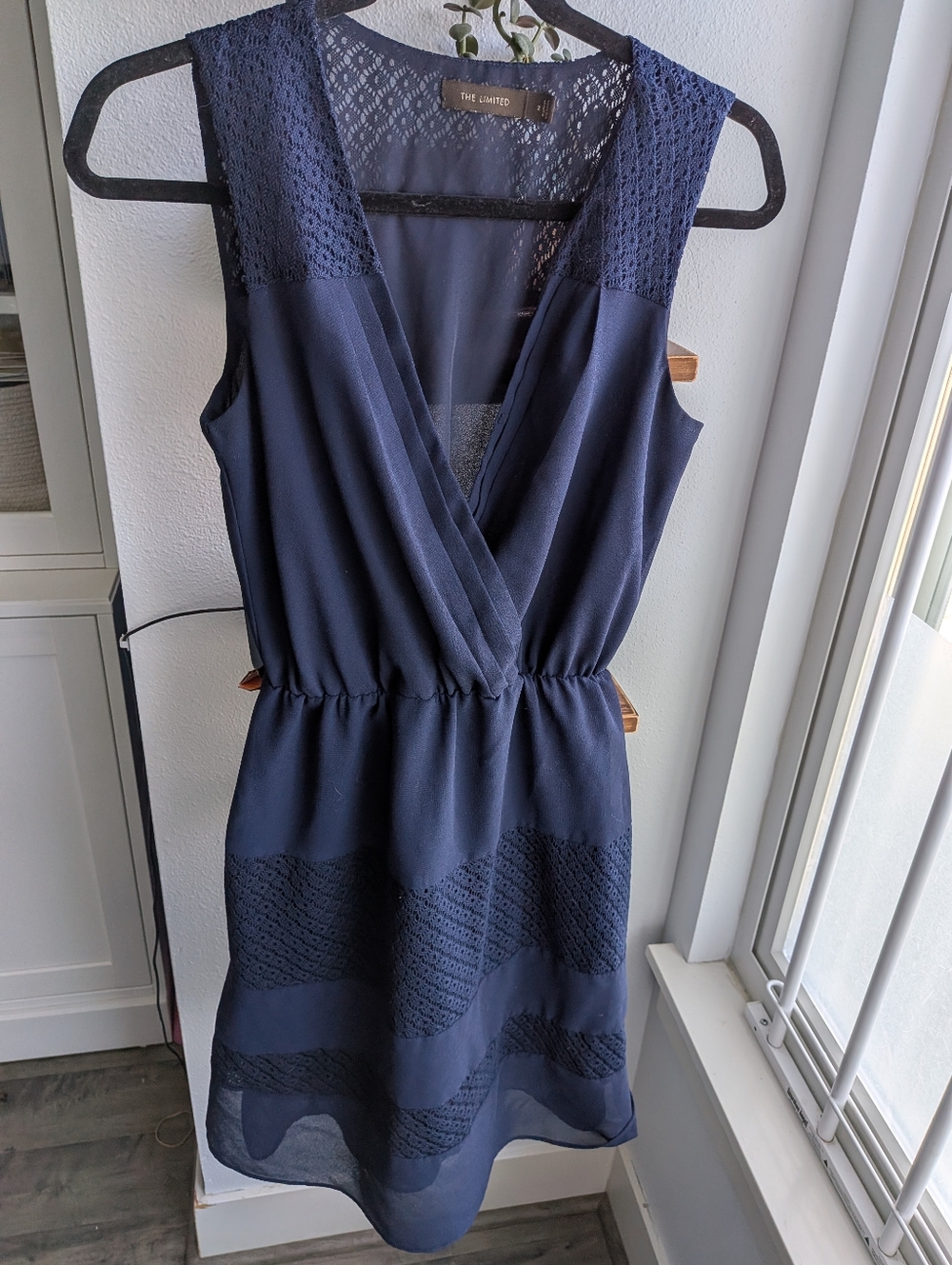 The Limited Navy Blue Lace Inset V-Neck Pleated Chiffon Cocktail Dress - Size 2